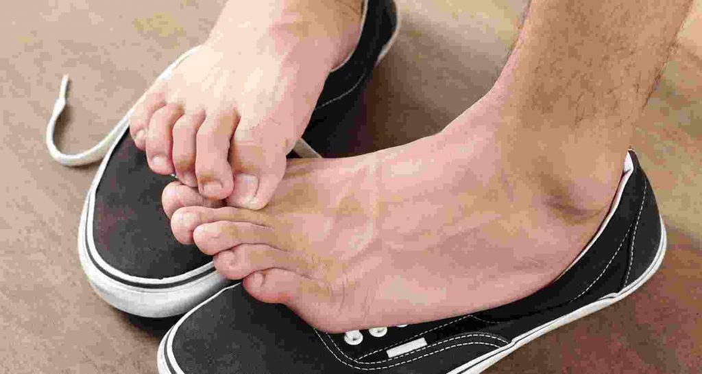 top of feet itch